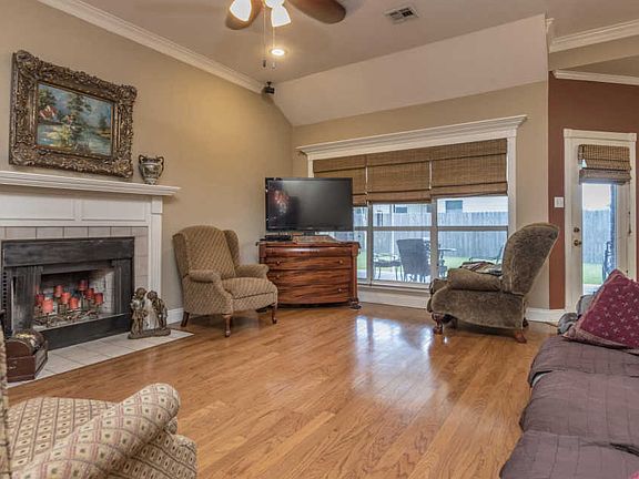 5th image of 206 Silver Creek Cir