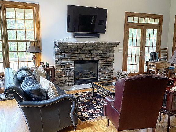 5th image of 1011 Pinehurst Dr