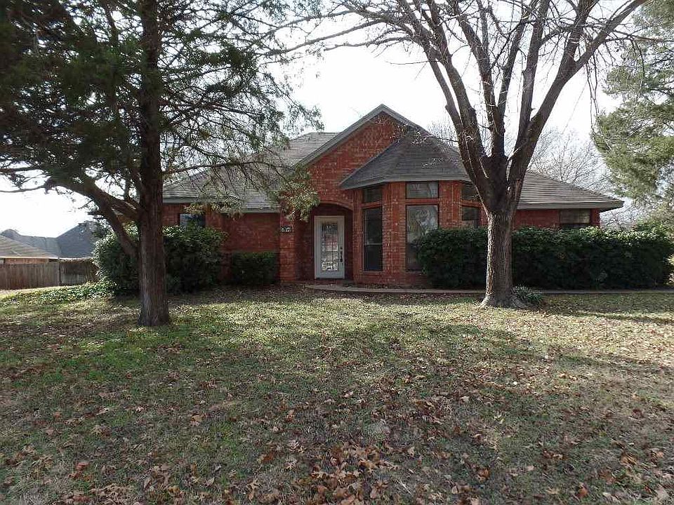 1st image of 204 Sherwood Oaks Dr