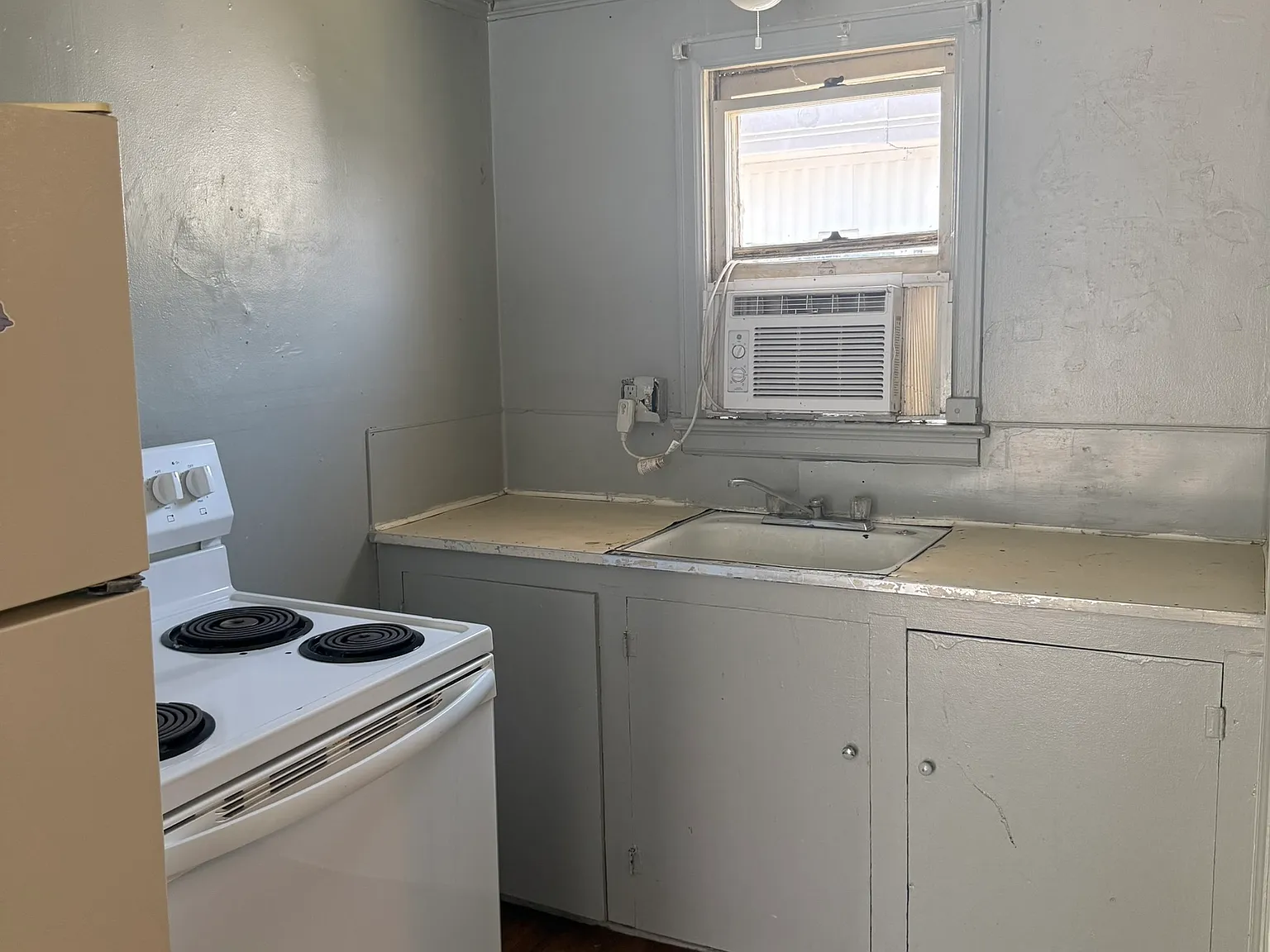 Studio, $900 — Photo 3