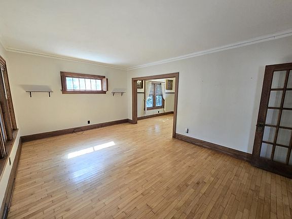 3rd image of 270 Gillett St
