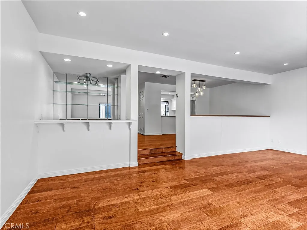 2 bed, 2.5 bath, 1959 sqft, $4,750 — Photo 4