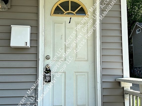 2nd image of 816 Prospect Ave NE #1