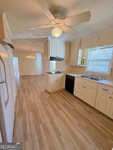4 bed, 2.0 bath, 2168 sqft, $1,825 — Photo 4
