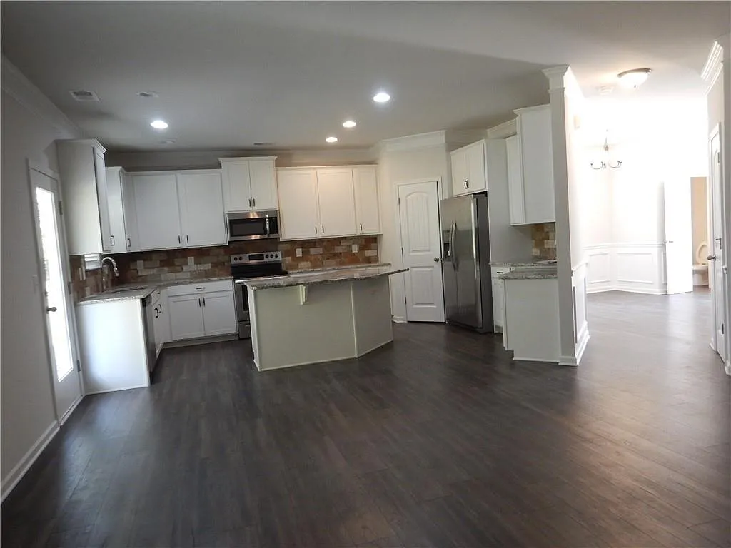 4 bed, 2.5 bath, 2288 sqft, $2,225 — Photo 4