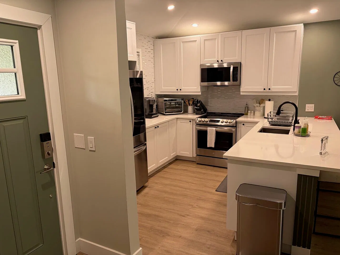 2 bed, 2.0 bath, 1135 sqft, $8,000 — Photo 2