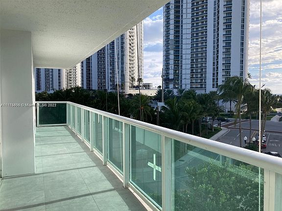 2nd image of 100 Bayview Dr APT 406