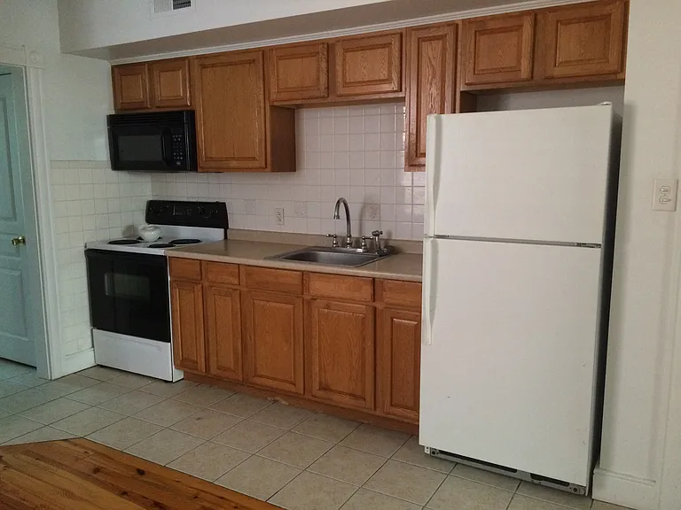 821 Bowe St #B — Photo 2