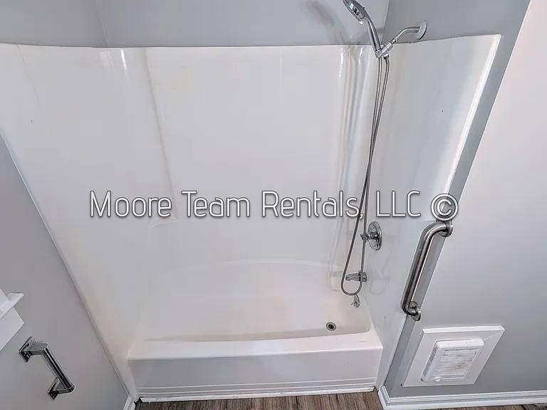 182 Ewart Dr — Photo 9