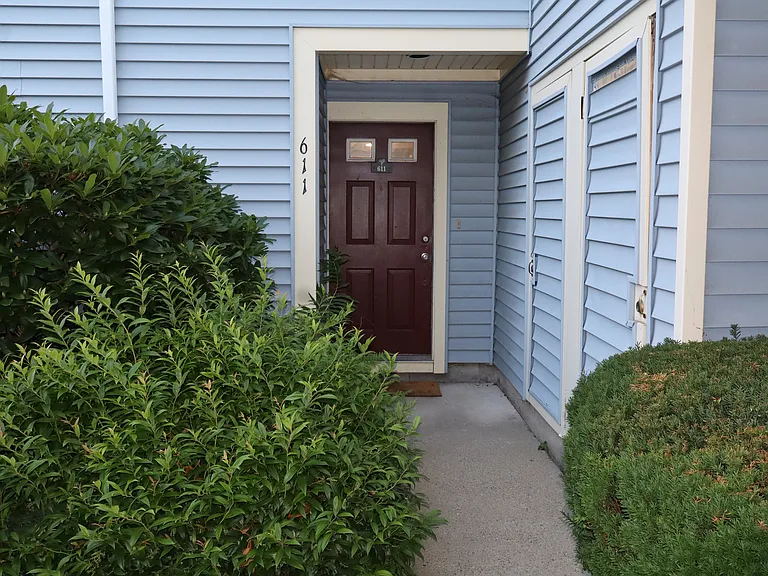 611 Nassau Dr — Photo 2