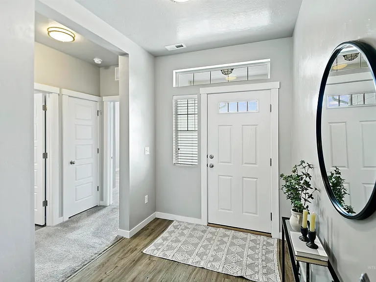 6036 N Hood Ave — Photo 2