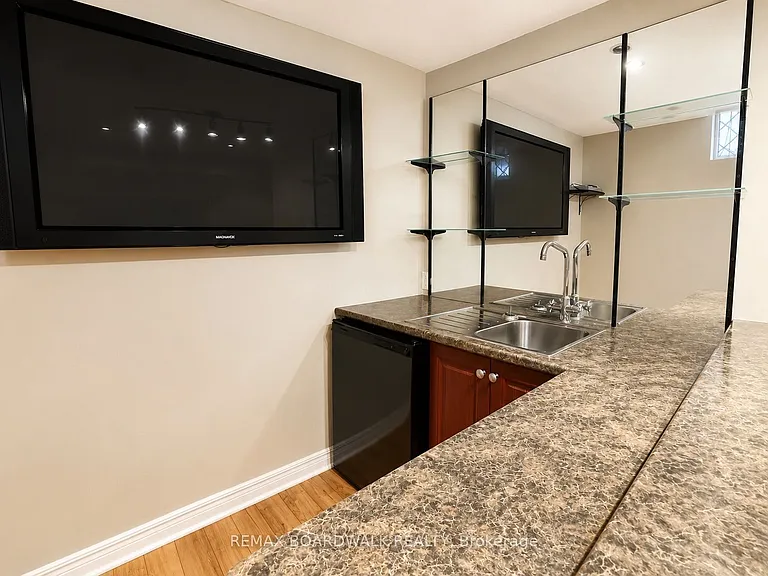 22 Bartley Cres — Photo 21