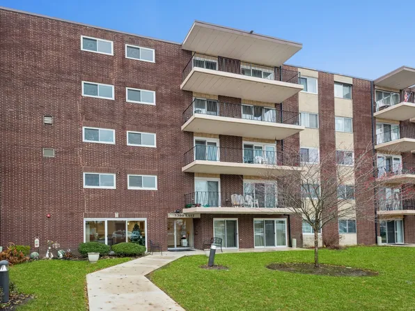 5300 Walnut Ave APT 18A, Downers Grove, IL 60515