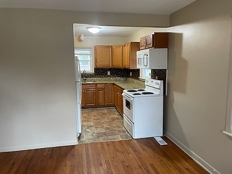 3rd image of 21057 Powers Ave
