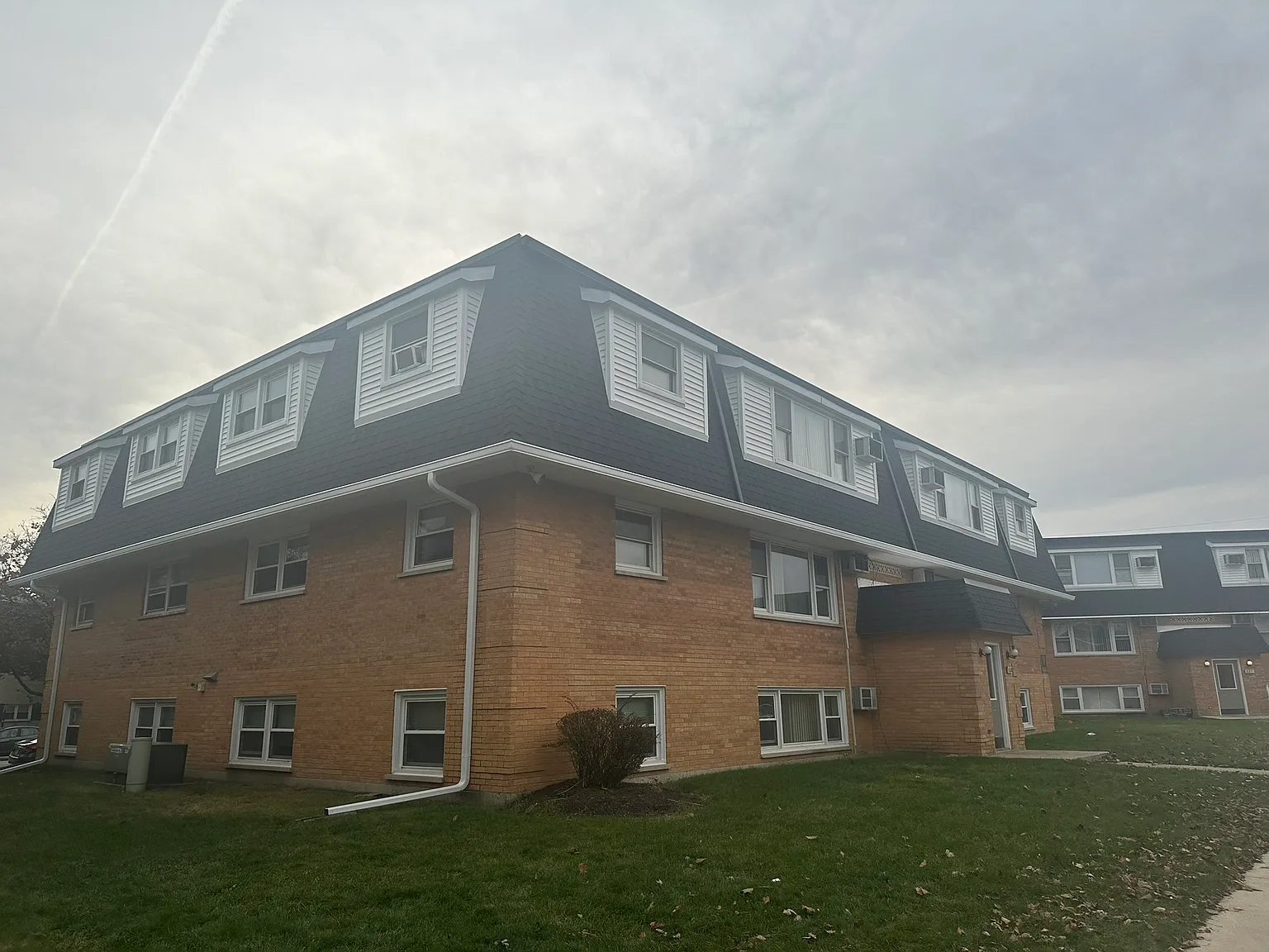 221 E Plainfield Rd — Photo 1
