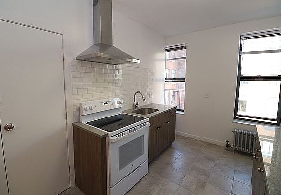 5th image of 120 Bedford Ave APT 4R