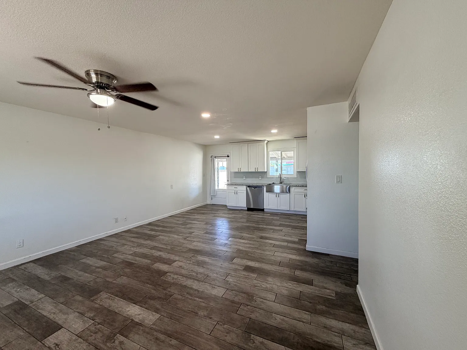 3 bed, 1090 sqft, $2,200 — Photo 3