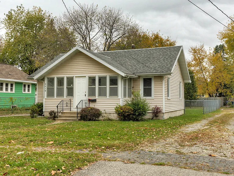 2618 E Grand Ave — Photo 2