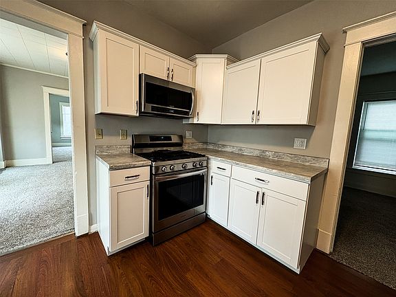4th image of 1041 W 4th St