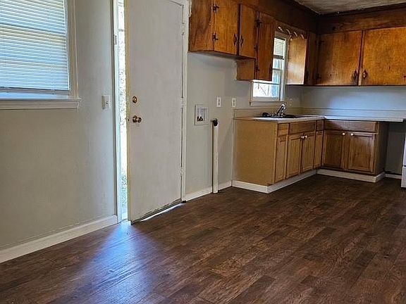 3rd image of 605 Howard St