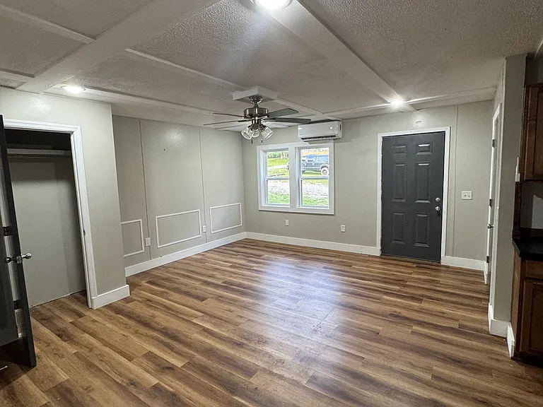 213 E Wright Ave — Photo 5