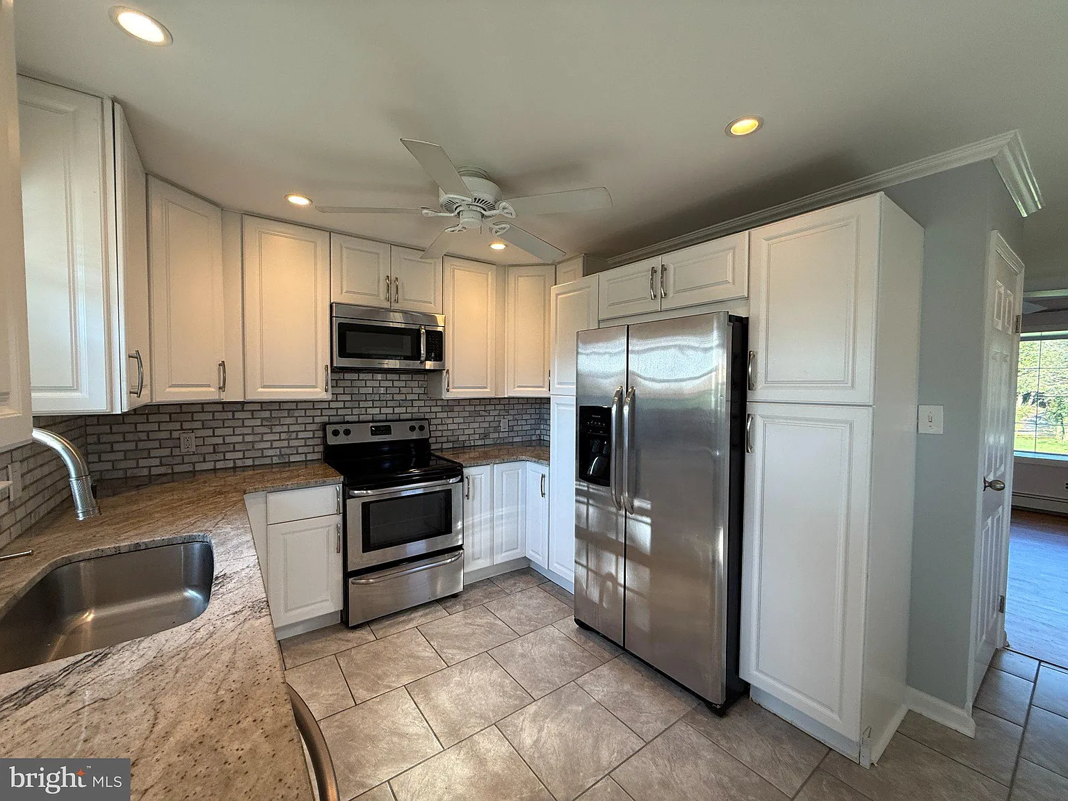 3 bed, 2.0 bath, 1296 sqft, $3,000 — Photo 2