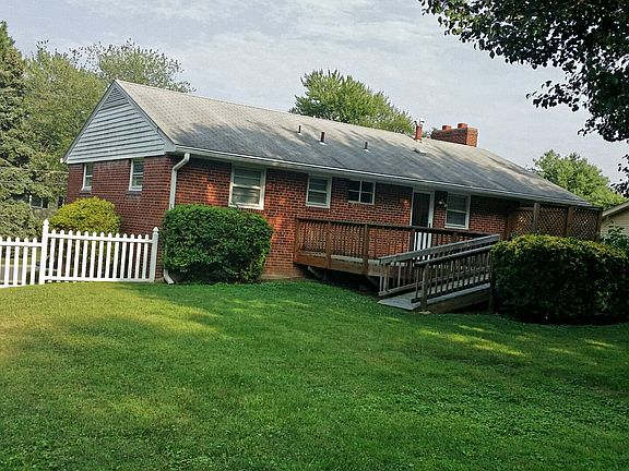 Yard 1/4 acre (10,500 sq ft)