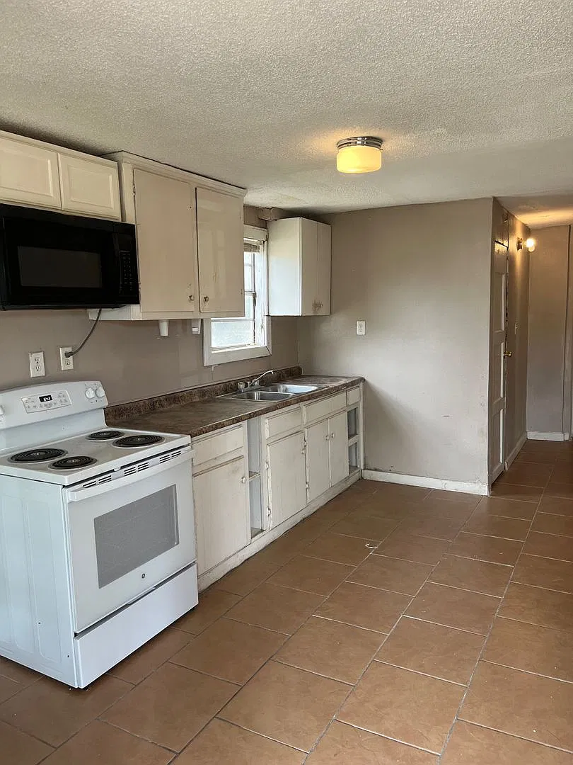 LPP 906 E Cotton St. — Photo 1