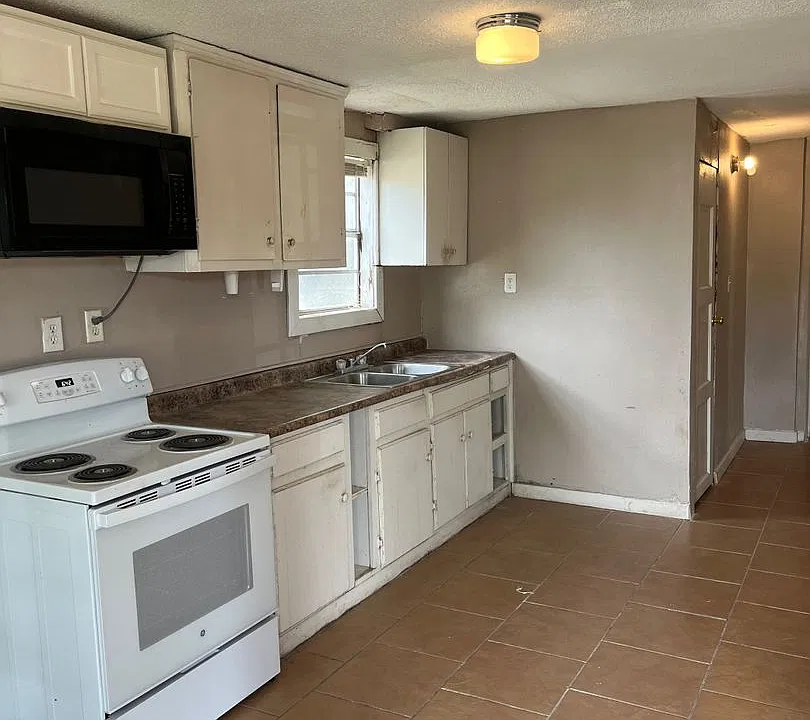 LPP 906 E Cotton St.