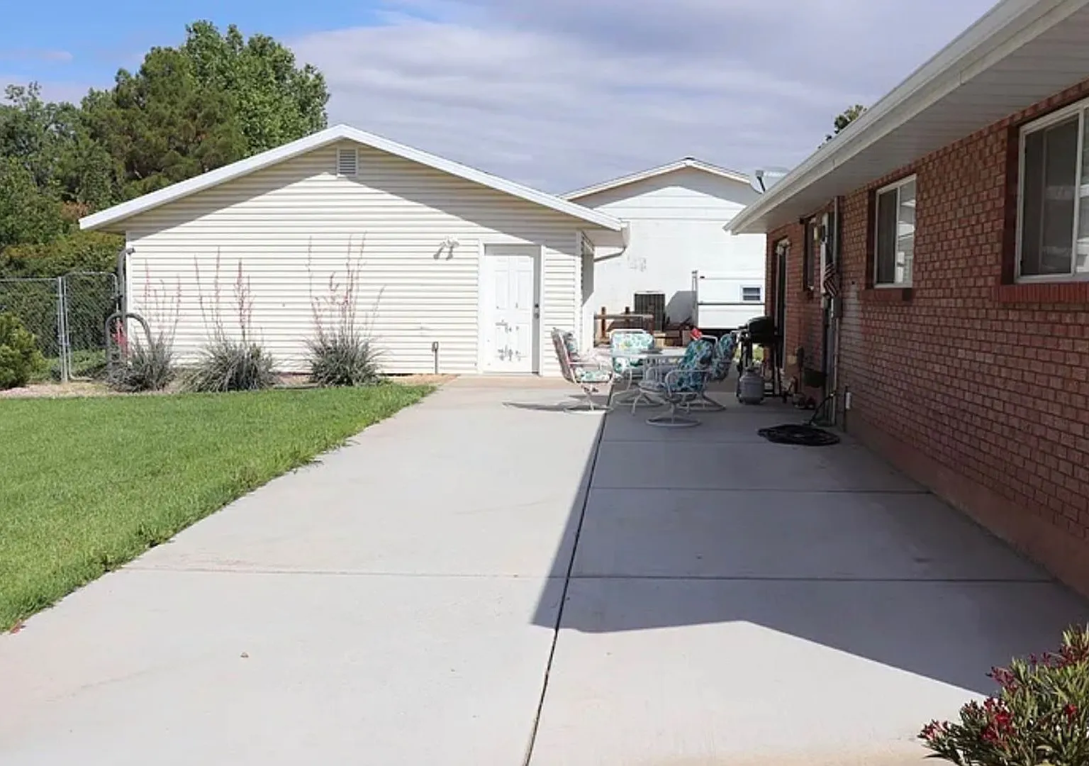 Three Bedroom home, Newley Painted w/ New Floors — Photo 2