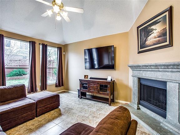3rd image of 1009 Tanglewood Dr