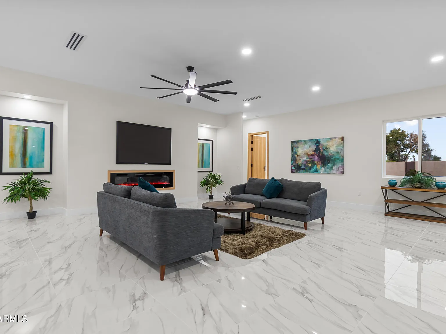 4 bed, 4.5 bath, 4107 sqft, $11,900 — Photo 4