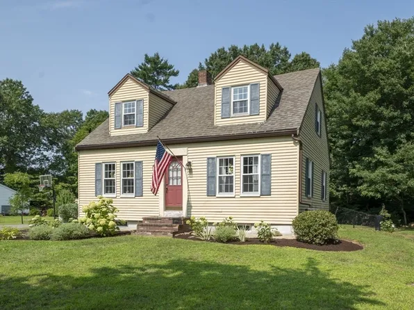 37 Acorn St, Middleboro, MA 02346