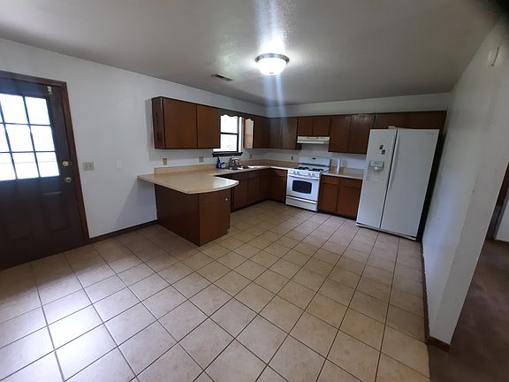3rd image of 504 W Benton St