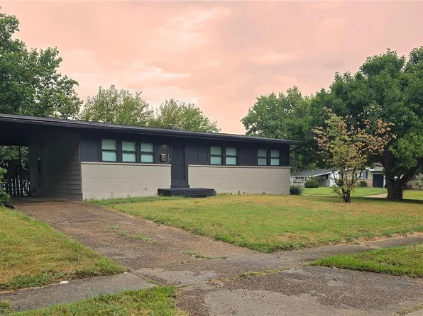 725 Manresa Ln, Florissant, MO 63031