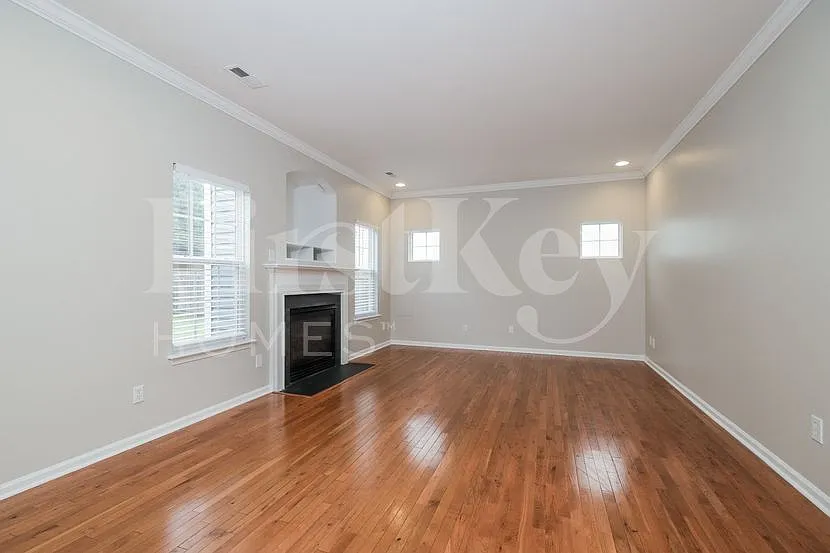 3 bed, 2.5 bath, 2256 sqft, $2,450 — Photo 2