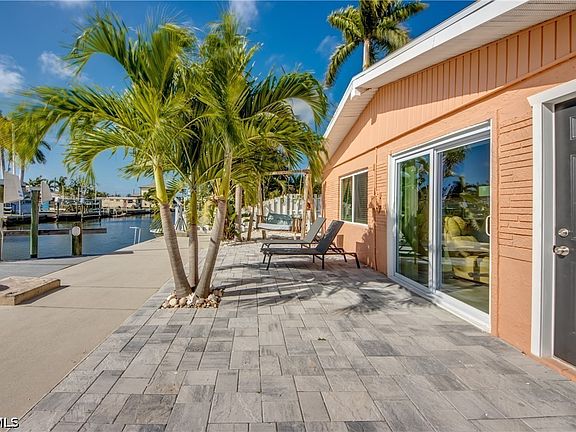3rd image of 2589 Bayshore Dr