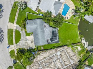 1900 Arrowhead Dr NE, Saint Petersburg, FL 33703