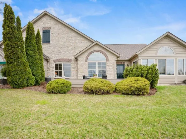 2760B Canterbury Cir, Port Clinton, OH 43452