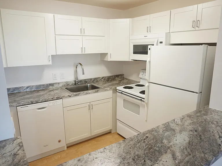 50 Canterbury Dr E #B — Photo 2