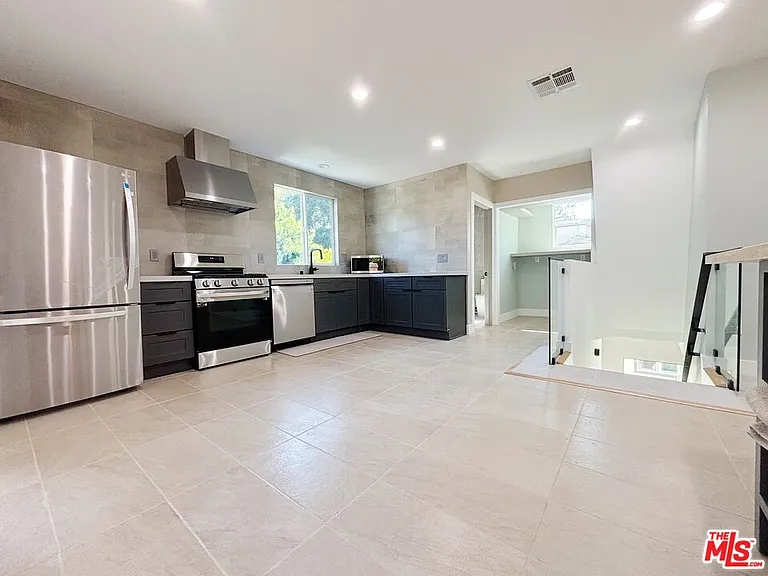 713 Devirian Pl — Photo 2
