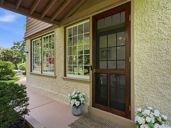 3rd image of 445 Algonquin Pl