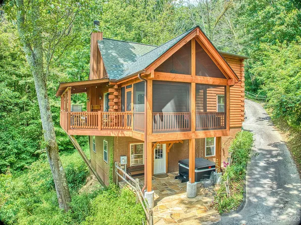 725 Paso Fino Dr, Maggie Valley, NC 28751