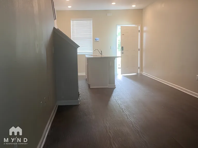 216 Stonegate Ave — Photo 3