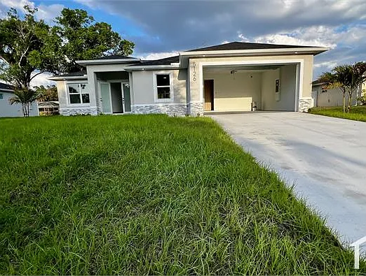 4 bed, 2400 sqft, $2,650 — Photo 2