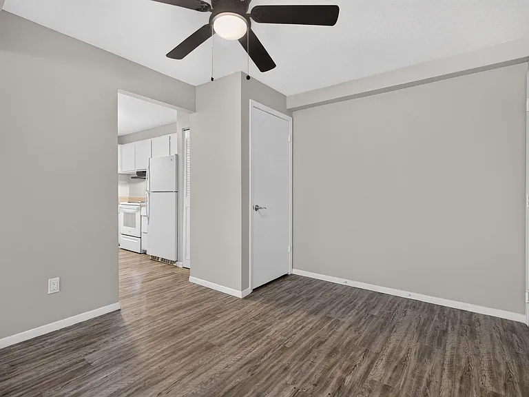 Hollow Hills Apartments — Photo 117