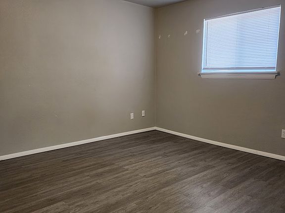 3rd image of 1025 Delaware Dr APT 2