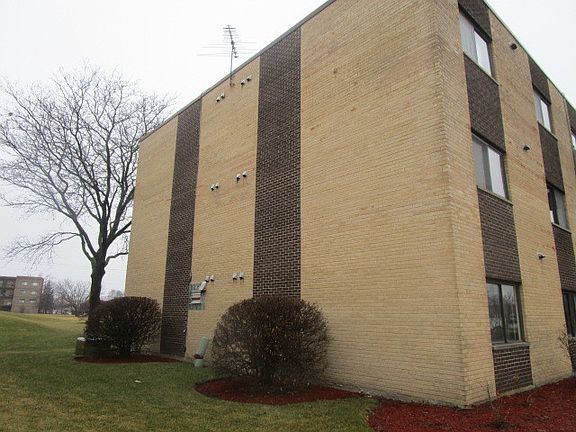 3rd image of 674 Pinecrest Dr APT 101
