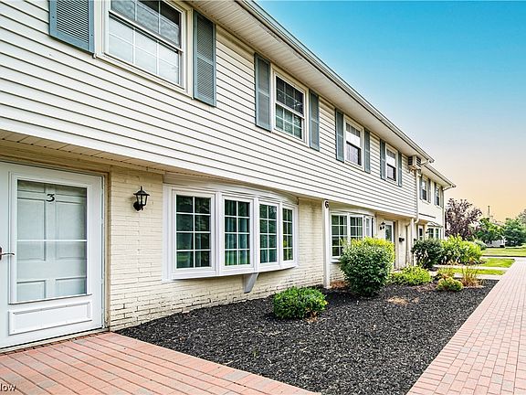 2nd image of 6 Meadowlawn Dr Unit 3