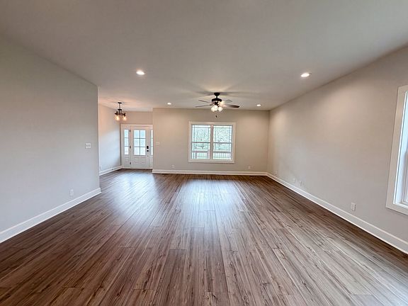 3rd image of 996 Gratton Rd